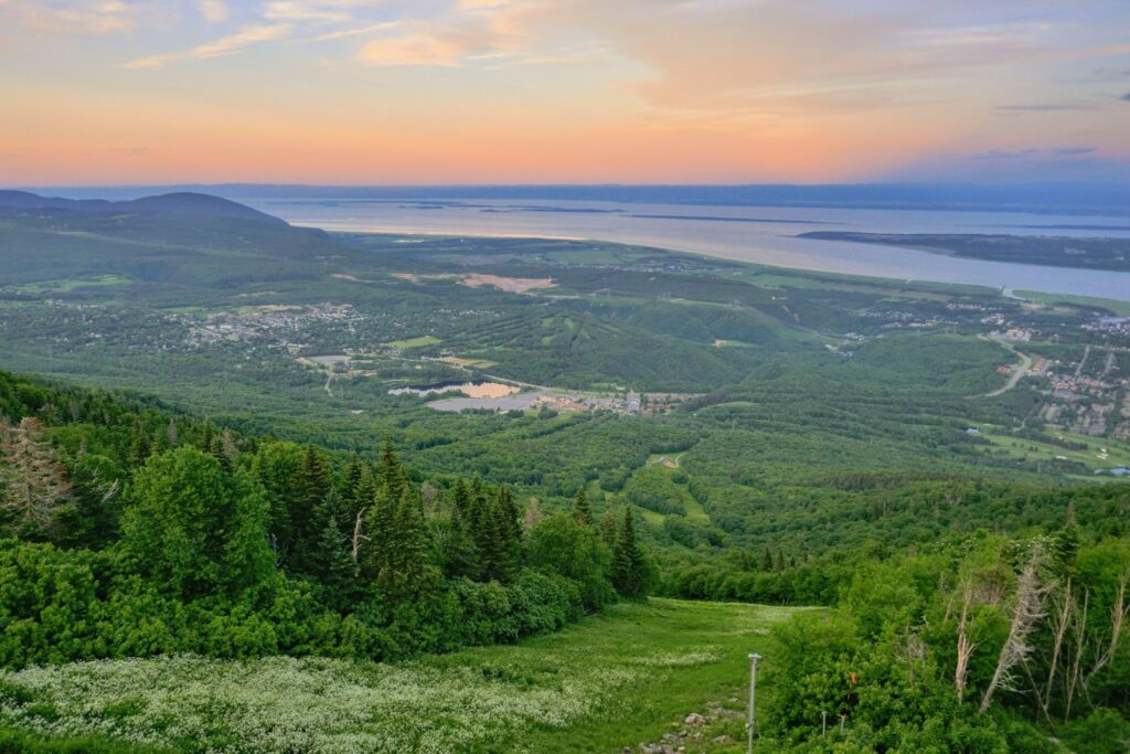 Vue du Mont-Saint-Anne en été